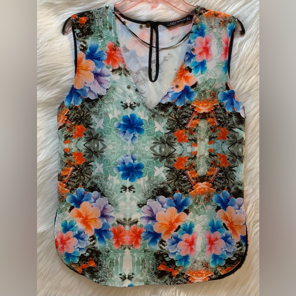 Zara Sleeveless V-neck blouse Multicolored Floral print Stud detail Small